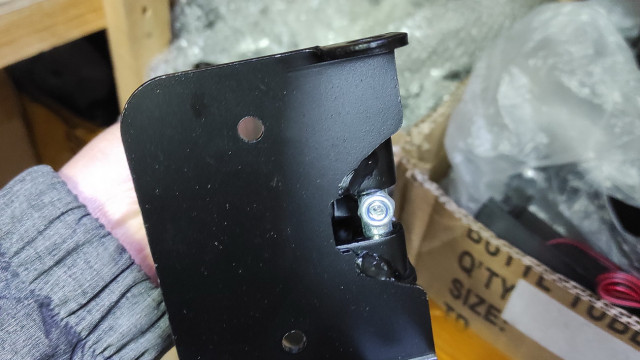 Крепление сиденья к электросамокату